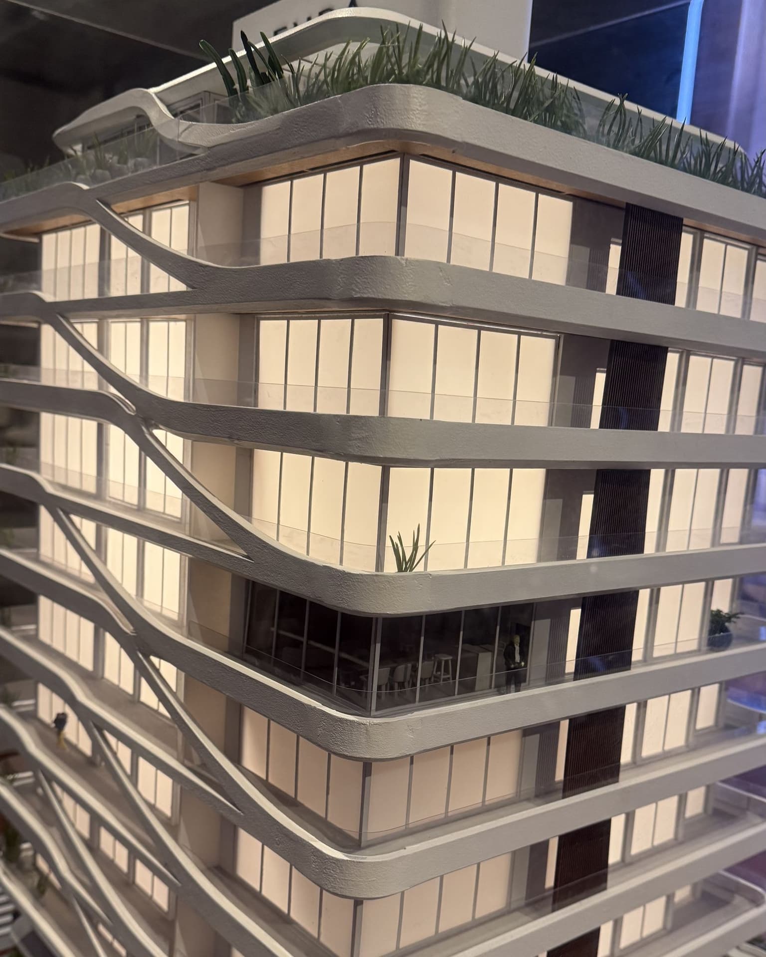 Maquete física do Eura One em close, mostrando as faixas curvas que atravessam as sacadas de vários pavimentos