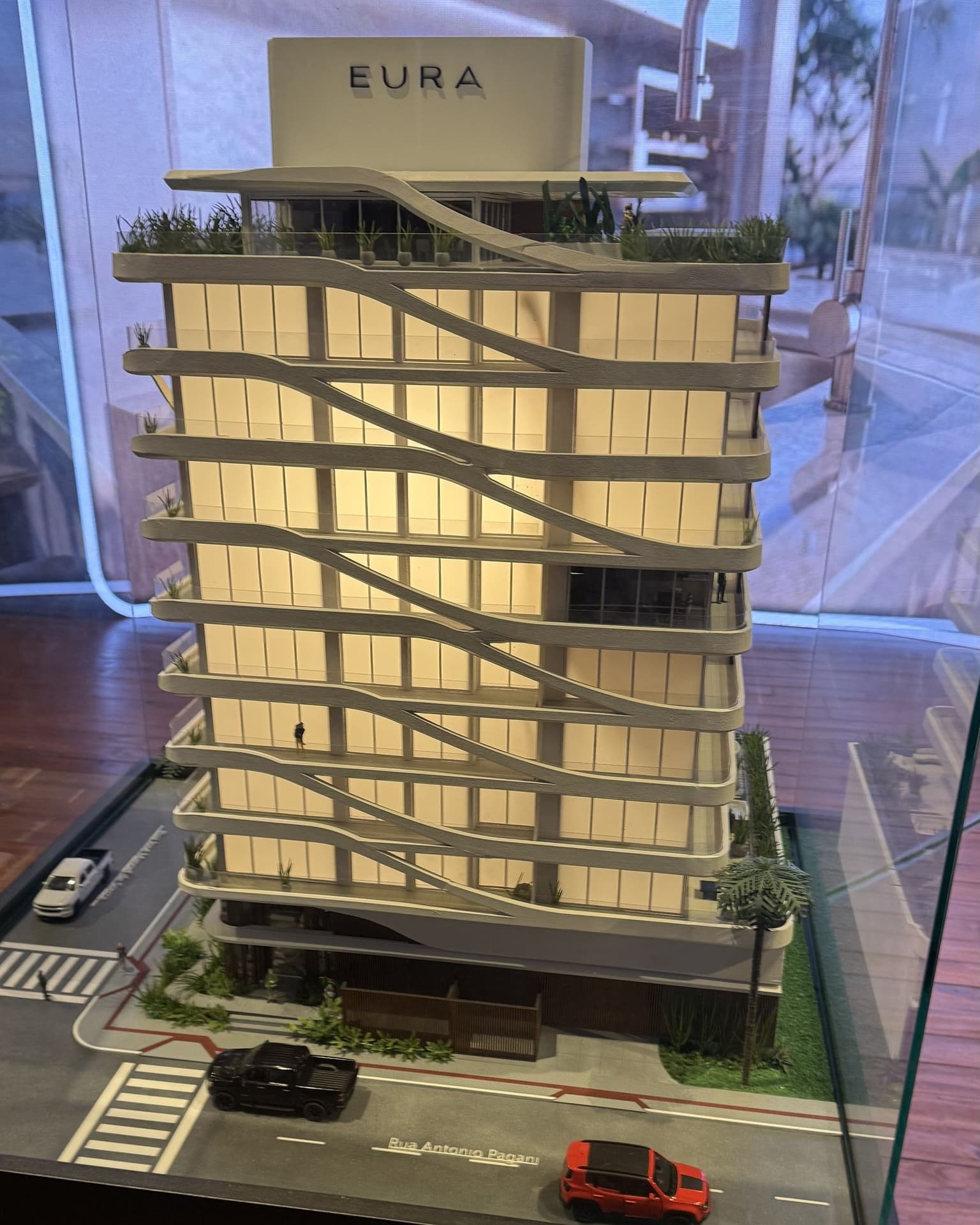 Maquete física do Eura One exposta no lançamento para corretores, com a marca EURA no topo